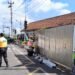 Petugas gabungan Satpol PP hingga PT KAI Daop 6 Yogyakarta melakukan sterilisasi sisi selatan Stasiun Yogyakarta dari kios-kios liar dan lapak pedagang kaki lima tak berizin, Rabu (1/7/2026).