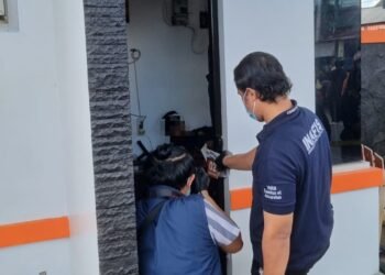 Penemuan jenazah seorang Satpam berinisial AS (48) dalam kondisi tergeletak yang diduga akibat serangan jantung di Perumahan Sonosewu, Ngestiharjo, Kasihan, Bantul, DIY, Kamis (2/7/2026). (Polres Bantul)