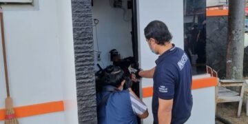 Penemuan jenazah seorang Satpam berinisial AS (48) dalam kondisi tergeletak yang diduga akibat serangan jantung di Perumahan Sonosewu, Ngestiharjo, Kasihan, Bantul, DIY, Kamis (2/7/2026). (Polres Bantul)