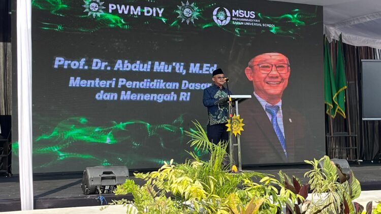 Menteri Pendidikan Dasar dan Menengah (Mendikdasmen), Abdul Mu'ti, saat menghadiri peresmian Muhammadiyah Sapen Universal School (MSUS) di Kabupaten Bantul, pada Minggu (5/7/2026).