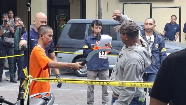 satu tersangka mereka ulang adegan ketika membacok pelajar hingga mengakibatkan meninggal dunia dalam rekontruksi di halaman Mapolresta Yogyakarta, pada Selasa (7/7/2026).