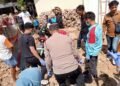 polisi melakukan evakuasi korban tertimpa reruntuhan bangunan rumah di Padukuhan Jering, Sidorejo, Godean, Sleman, Kamis (9/7/2026).