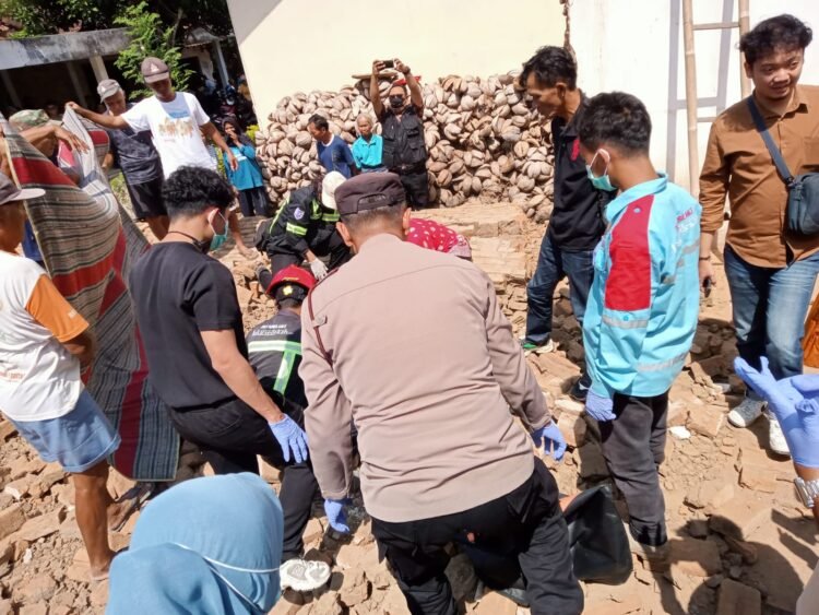 polisi melakukan evakuasi korban tertimpa reruntuhan bangunan rumah di Padukuhan Jering, Sidorejo, Godean, Sleman, Kamis (9/7/2026).