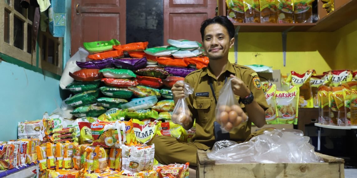 Yan Budi Nugroho (33), seorang PPPK di Bagian Prokopim Setda Kabupaten Purworejo, membuka warung sembako gratis untuk anak-anak yatim binaannya di Desa Tridadi, Kecamatan Loano, Kabupaten Purworejo, Jawa Tengah.