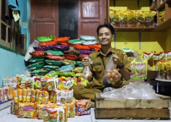 Yan Budi Nugroho (33), seorang PPPK di Bagian Prokopim Setda Kabupaten Purworejo, membuka warung sembako gratis untuk anak-anak yatim binaannya di Desa Tridadi, Kecamatan Loano, Kabupaten Purworejo, Jawa Tengah.