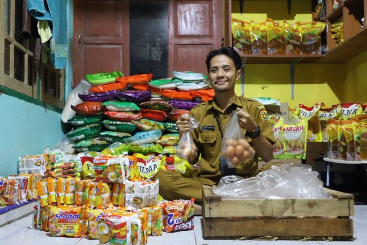 Yan Budi Nugroho (33), seorang PPPK di Bagian Prokopim Setda Kabupaten Purworejo, membuka warung sembako gratis untuk anak-anak yatim binaannya di Desa Tridadi, Kecamatan Loano, Kabupaten Purworejo, Jawa Tengah.