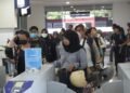Sejumlah penumpang mengantre di gate tiket setelah menggunakan layanan KAI Bandara YIA PSO, belum lama ini.