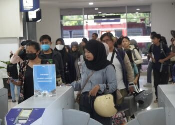 Sejumlah penumpang mengantre di gate tiket setelah menggunakan layanan KAI Bandara YIA PSO, belum lama ini.