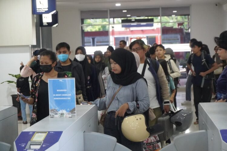 Sejumlah penumpang mengantre di gate tiket setelah menggunakan layanan KAI Bandara YIA PSO, belum lama ini.