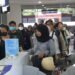 Sejumlah penumpang mengantre di gate tiket setelah menggunakan layanan KAI Bandara YIA PSO, belum lama ini.