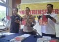 Kapolsek Mergangsan, AKP Anar Faudi, dan jajarannya menunjukkan barang bukti sebilah bambu dan gesper yang digunakan pelaku pengeroyokan di Jalan Ireda, Kemantren Mergangsan, Kota Yogyakarta, Senin (20/7/2026).