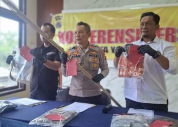 Kapolsek Mergangsan, AKP Anar Faudi, dan jajarannya menunjukkan barang bukti sebilah bambu dan gesper yang digunakan pelaku pengeroyokan di Jalan Ireda, Kemantren Mergangsan, Kota Yogyakarta, Senin (20/7/2026).