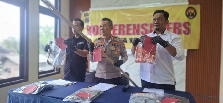 Kapolsek Mergangsan, AKP Anar Faudi, dan jajarannya menunjukkan barang bukti sebilah bambu dan gesper yang digunakan pelaku pengeroyokan di Jalan Ireda, Kemantren Mergangsan, Kota Yogyakarta, Senin (20/7/2026).