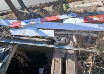 Bangkai patahan palang pintu perlintasan sebidang di JPL 349, Jalan Timoho, Kelurahan Demangan, Kemantren Gondokusuman, Kota Yogyakarta, setelah ditabrak sebuah truk box misterius pada Selasa (21/7/2026).