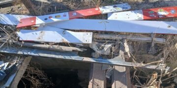 Bangkai patahan palang pintu perlintasan sebidang di JPL 349, Jalan Timoho, Kelurahan Demangan, Kemantren Gondokusuman, Kota Yogyakarta, setelah ditabrak sebuah truk box misterius pada Selasa (21/7/2026).