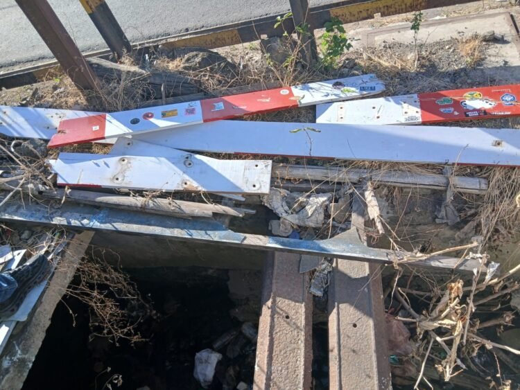 Bangkai patahan palang pintu perlintasan sebidang di JPL 349, Jalan Timoho, Kelurahan Demangan, Kemantren Gondokusuman, Kota Yogyakarta, setelah ditabrak sebuah truk box misterius pada Selasa (21/7/2026).
