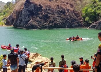 Evakuasi korban tenggelam di Sungai Oyo, Selopamioro, Imogiri, Bantul, Selasa (21/7/2026).