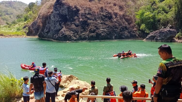 Evakuasi korban tenggelam di Sungai Oyo, Selopamioro, Imogiri, Bantul, Selasa (21/7/2026).