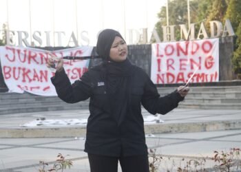 komunitas pers mahasiswa dan AJI Yogyakarta gelar aksi di bunderan UGM kritik penyataan Presiden Prabowo, Minggu (26/7/2026).