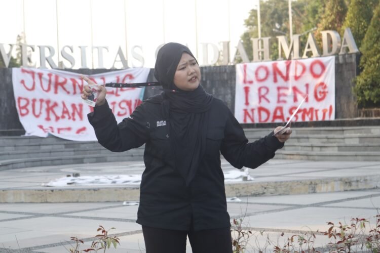 komunitas pers mahasiswa dan AJI Yogyakarta gelar aksi di bunderan UGM kritik penyataan Presiden Prabowo, Minggu (26/7/2026).