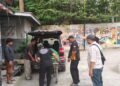 Petugas medis memasukkan jenazah pria asal Kraton Yogyakarta diduga usai mengikuti aksi di Dinas Perhubungan (Dishub) DIY, Kamis (30/7/2026). (Polresta Sleman)