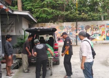 Petugas medis memasukkan jenazah pria asal Kraton Yogyakarta diduga usai mengikuti aksi di Dinas Perhubungan (Dishub) DIY, Kamis (30/7/2026). (Polresta Sleman)