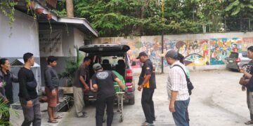 Petugas medis memasukkan jenazah pria asal Kraton Yogyakarta diduga usai mengikuti aksi di Dinas Perhubungan (Dishub) DIY, Kamis (30/7/2026). (Polresta Sleman)