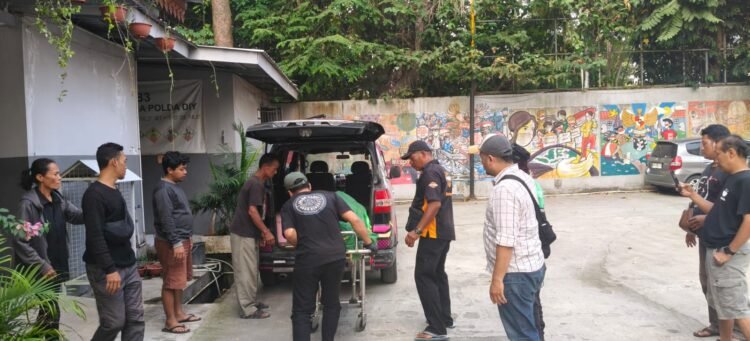 Petugas medis memasukkan jenazah pria asal Kraton Yogyakarta diduga usai mengikuti aksi di Dinas Perhubungan (Dishub) DIY, Kamis (30/7/2026). (Polresta Sleman)