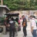 Petugas medis memasukkan jenazah pria asal Kraton Yogyakarta diduga usai mengikuti aksi di Dinas Perhubungan (Dishub) DIY, Kamis (30/7/2026). (Polresta Sleman)