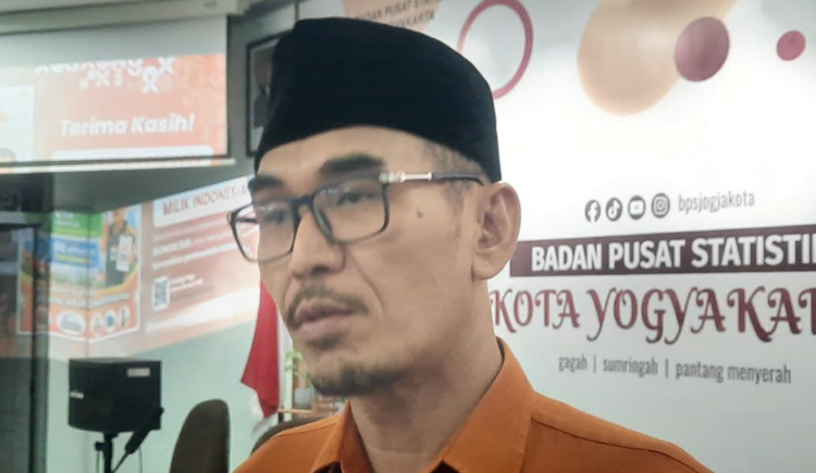 Kepala Badan Pusat Statistik (BPS) Kota Yogyakarta Joko Prayitno saat diwawancarai, Rabu (1/7/2026). [populi.id/Hadid Pangestu]
