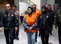 Bupati Sukoharjo, Etik Suryani, mengenakan rompi tahanan usai menjalani pemeriksaan di Gedung Merah Putih KPK, Jakarta, Sabtu (11/7/2026).