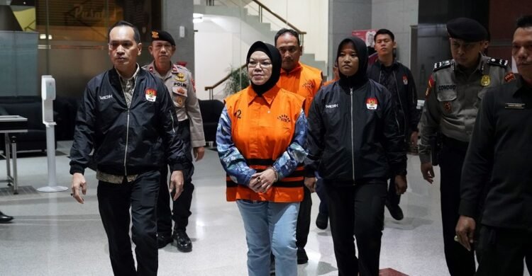 Bupati Sukoharjo, Etik Suryani, mengenakan rompi tahanan usai menjalani pemeriksaan di Gedung Merah Putih KPK, Jakarta, Sabtu (11/7/2026).