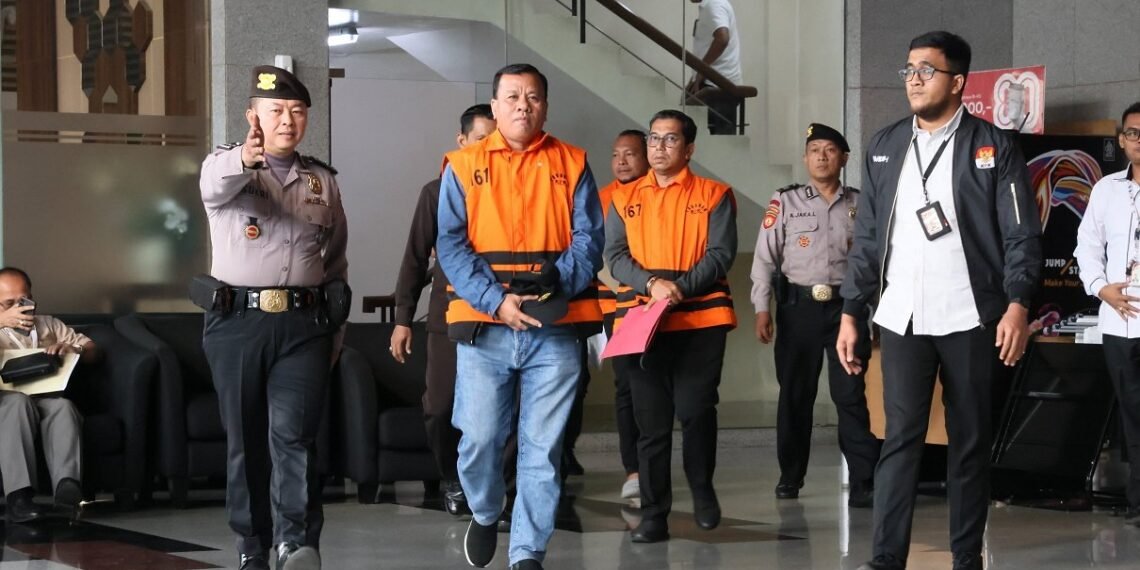 Bupati Kuantan Singingi (Kuansing) Riau, Suhardiman Amby, mengenakan rompi tahanan Komisi Pemberantasan Korupsi (KPK) di Gedung Merah Putih, Jakarta, Rabu (1/7/2026).