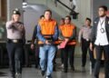 Bupati Kuantan Singingi (Kuansing) Riau, Suhardiman Amby, mengenakan rompi tahanan Komisi Pemberantasan Korupsi (KPK) di Gedung Merah Putih, Jakarta, Rabu (1/7/2026).