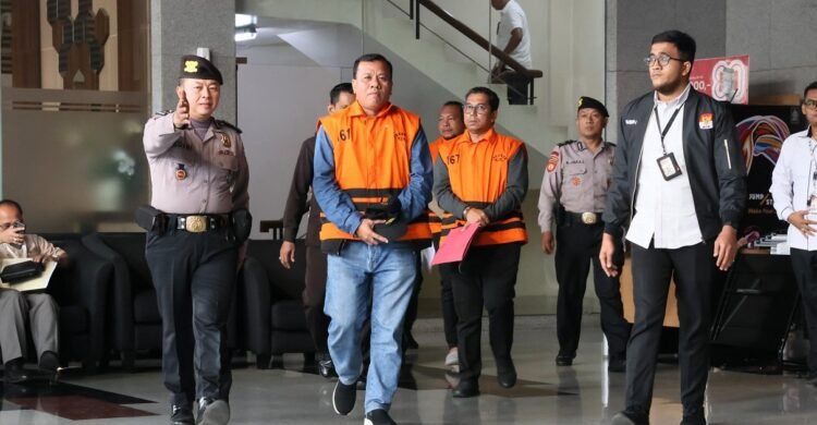 Bupati Kuantan Singingi (Kuansing) Riau, Suhardiman Amby, mengenakan rompi tahanan Komisi Pemberantasan Korupsi (KPK) di Gedung Merah Putih, Jakarta, Rabu (1/7/2026).