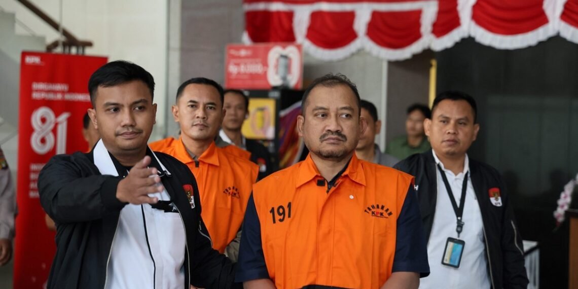 Bupati Pemalang, Anom Widiyantoro, berjalan menuju mobil tahanan dari Gedung Merah Putih KPK di Jakarta, Kamis (30/7/2026).