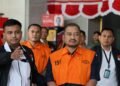 Bupati Pemalang, Anom Widiyantoro, berjalan menuju mobil tahanan dari Gedung Merah Putih KPK di Jakarta, Kamis (30/7/2026).