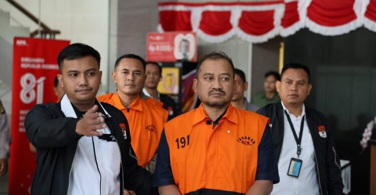 Bupati Pemalang, Anom Widiyantoro, berjalan menuju mobil tahanan dari Gedung Merah Putih KPK di Jakarta, Kamis (30/7/2026).