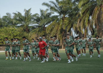 Para pemain PSS Sleman menjalani latihan di Lapangan Pakembinangun, Pakem, Sleman.