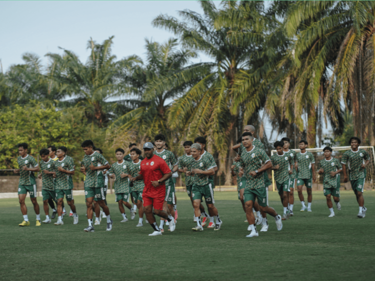 Para pemain PSS Sleman menjalani latihan di Lapangan Pakembinangun, Pakem, Sleman.