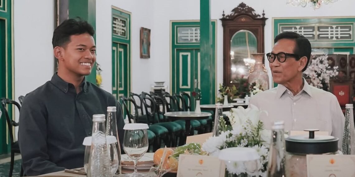 Pebalap muda Indonesia, Veda Ega Pratama (kiri), saat sowan ke Sultan Hamengku Buwono X di Keraton Kilen, Minggu (19/7/2026).