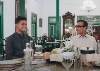 Pebalap muda Indonesia, Veda Ega Pratama (kiri), saat sowan ke Sultan Hamengku Buwono X di Keraton Kilen, Minggu (19/7/2026).