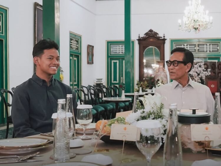 Pebalap muda Indonesia, Veda Ega Pratama (kiri), saat sowan ke Sultan Hamengku Buwono X di Keraton Kilen, Minggu (19/7/2026).