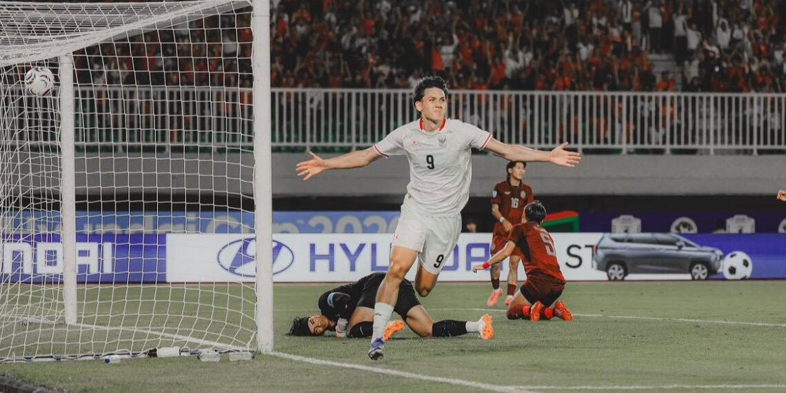 Pemain Timnas Indonesia, Mitchell Baker, melakukan selebrasi usai mencetak gol ke gawang Kamboja di Pala AFF 2026 yang berlangsung di Stadion Pakansari, Bogor, Senin (27/7/2026).