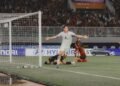 Pemain Timnas Indonesia, Mitchell Baker, melakukan selebrasi usai mencetak gol ke gawang Kamboja di Pala AFF 2026 yang berlangsung di Stadion Pakansari, Bogor, Senin (27/7/2026).