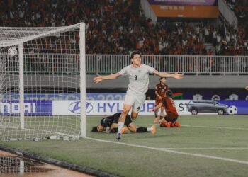 Pemain Timnas Indonesia, Mitchell Baker, melakukan selebrasi usai mencetak gol ke gawang Kamboja di Pala AFF 2026 yang berlangsung di Stadion Pakansari, Bogor, Senin (27/7/2026).