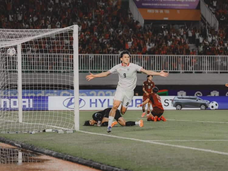 Pemain Timnas Indonesia, Mitchell Baker, melakukan selebrasi usai mencetak gol ke gawang Kamboja di Pala AFF 2026 yang berlangsung di Stadion Pakansari, Bogor, Senin (27/7/2026).