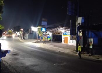 Polisi melakukan identifikasi di Jalan Jogja-Solo yang mengakibatkan seorang pengendara motor meninggal dunia pada Sabtu (4/7/2026) dini hari.