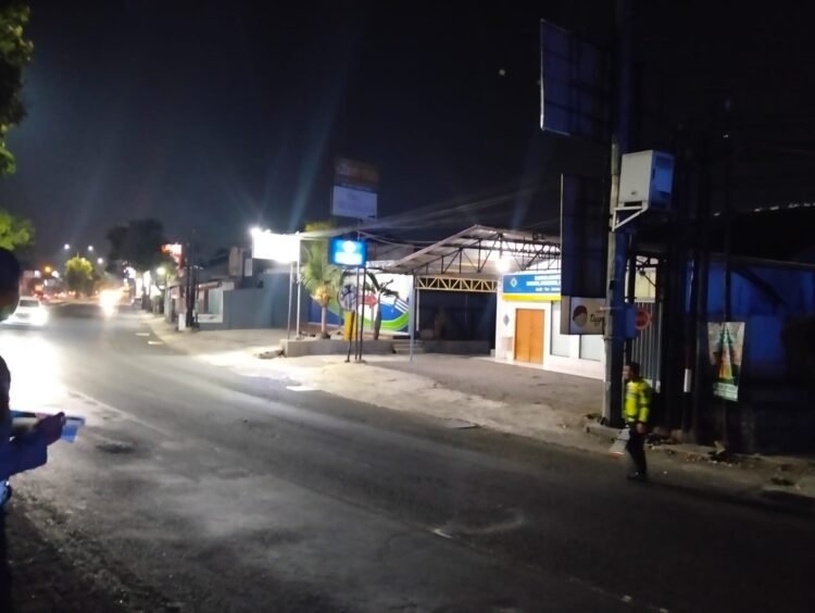 Polisi melakukan identifikasi di Jalan Jogja-Solo yang mengakibatkan seorang pengendara motor meninggal dunia pada Sabtu (4/7/2026) dini hari.