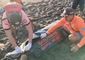 Tim SAR gabungan melakukan evakuasi korban terseret ombak dalam kondisi meninggal di Pantai Bugel, Kabupaten Kulon Progo, Senin (6/7/2026).